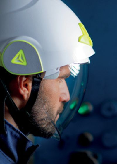 mężczyzna w białym kasku deltaplus